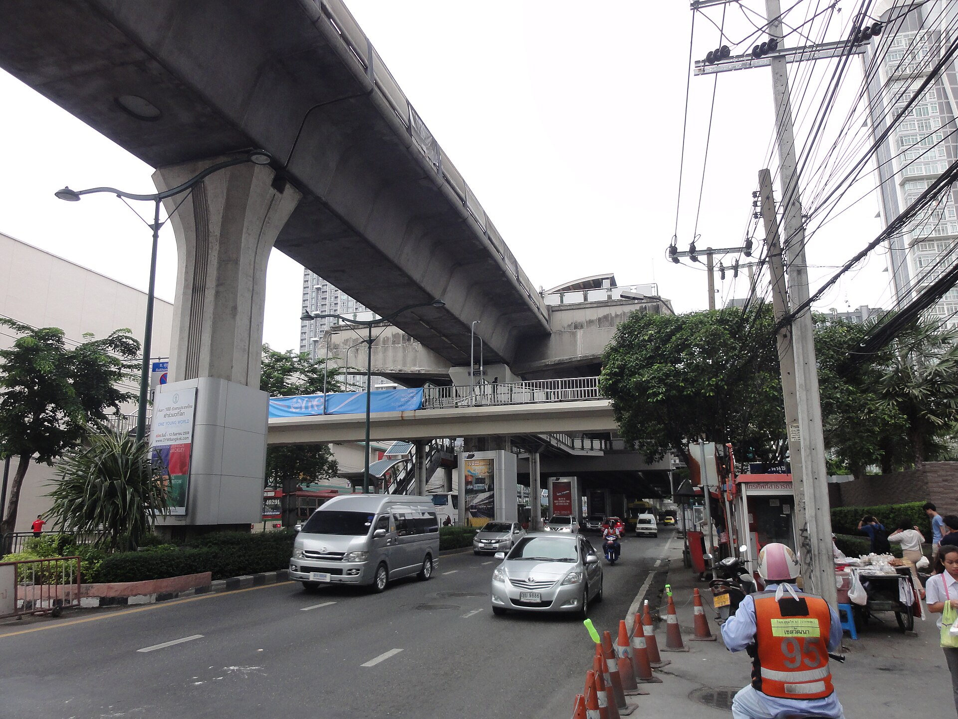 BTS infrastructure and street traffic near On Nut Station
