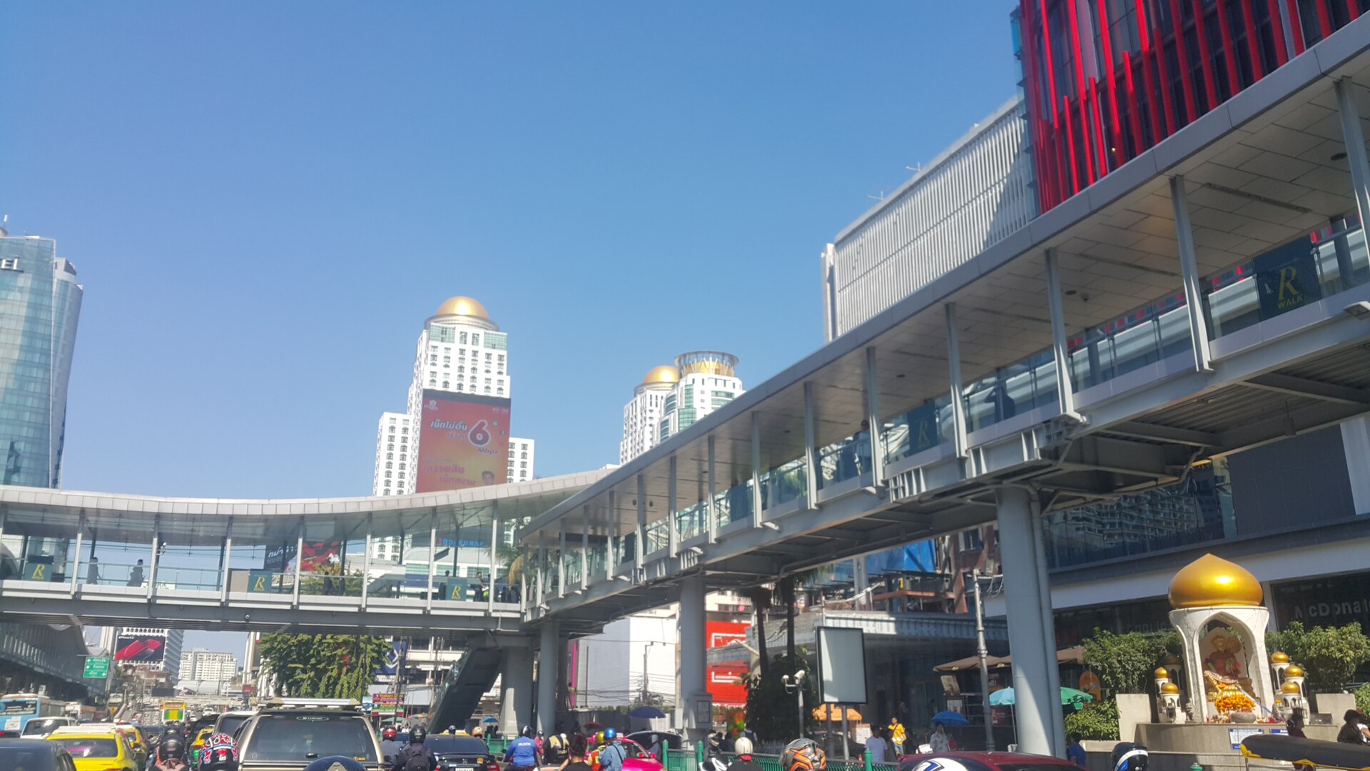 The elevated Ratchaprasong walkway