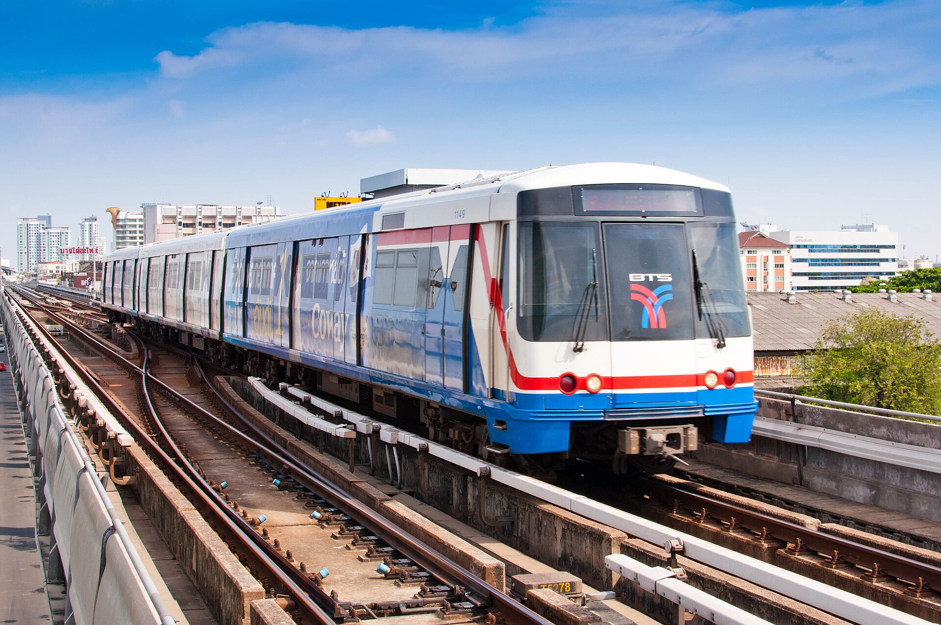 A BTS Skytrain entering On Nut station