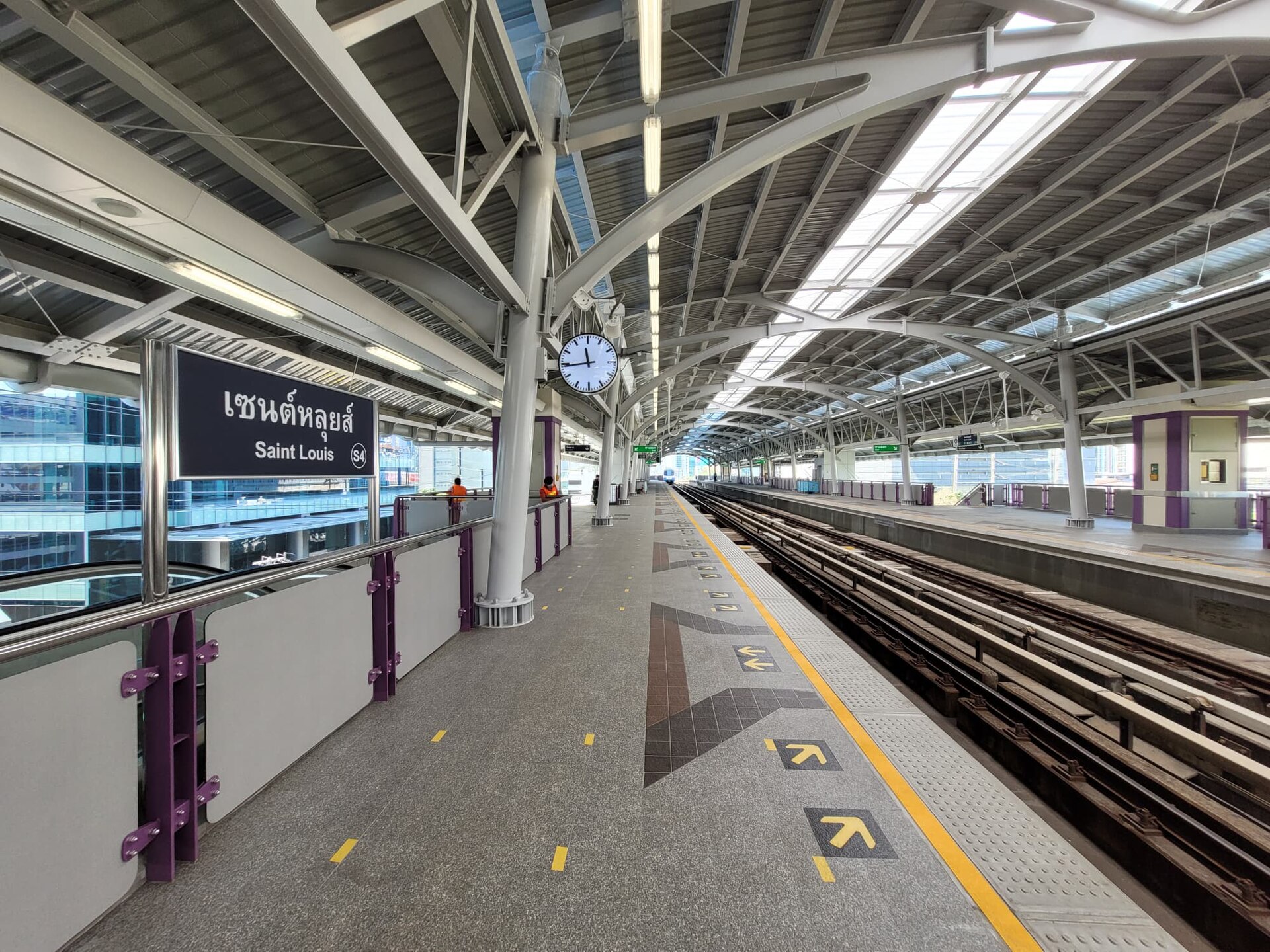 The platform at BTS Saint Louis station